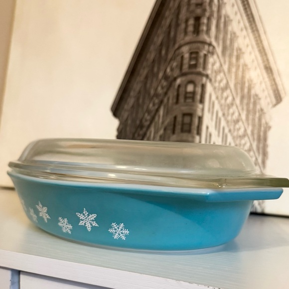 Vintage Pyrex 1 1/2 Qt Divided Casserole Dish with Lid Snowflake - Picture 2 of 9